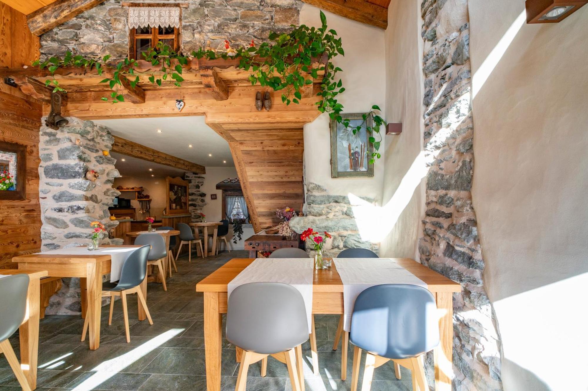 Au Coeur Du Village Chambres D'Hotes & Spa Arnad ภายนอก รูปภาพ