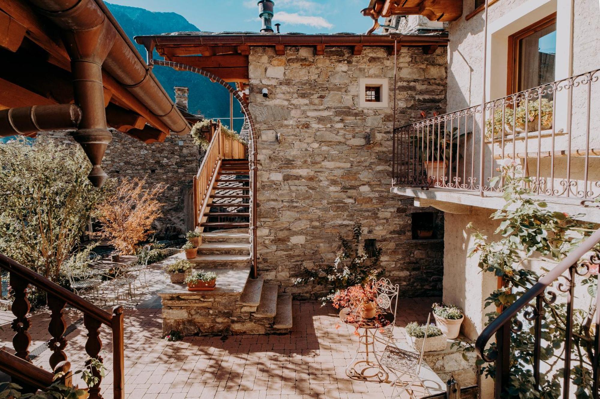 Au Coeur Du Village Chambres D'Hotes & Spa Arnad ภายนอก รูปภาพ